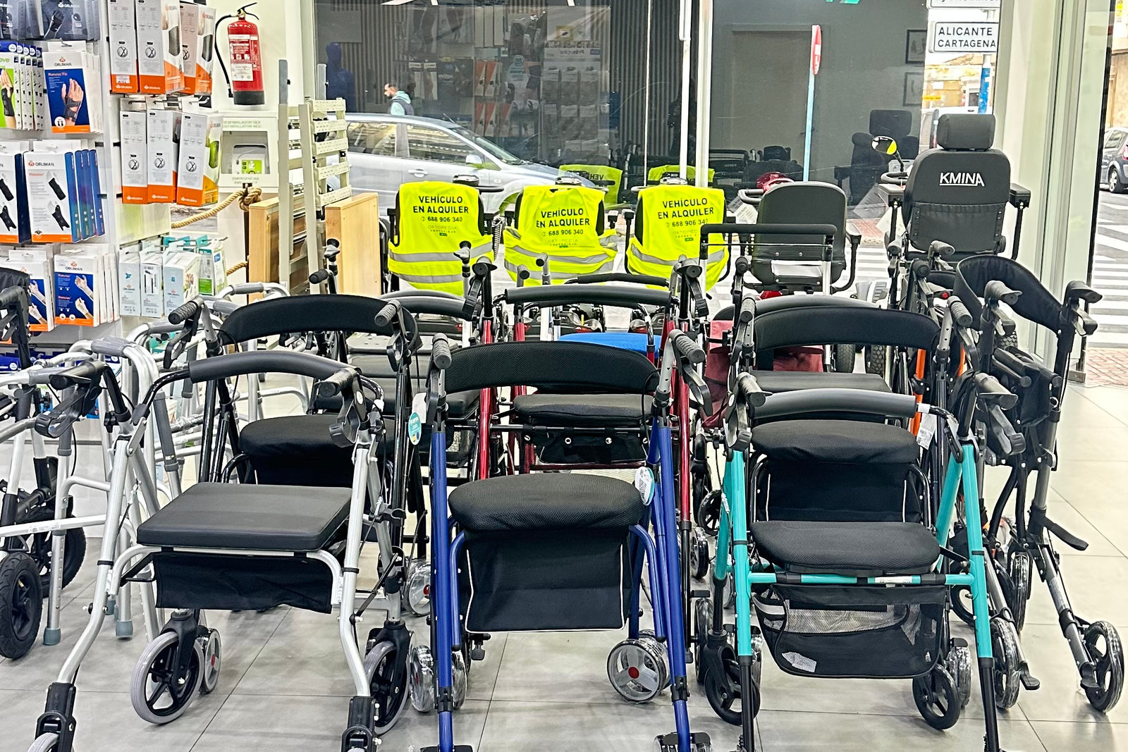 Andadores y rollators expuestos en la tienda