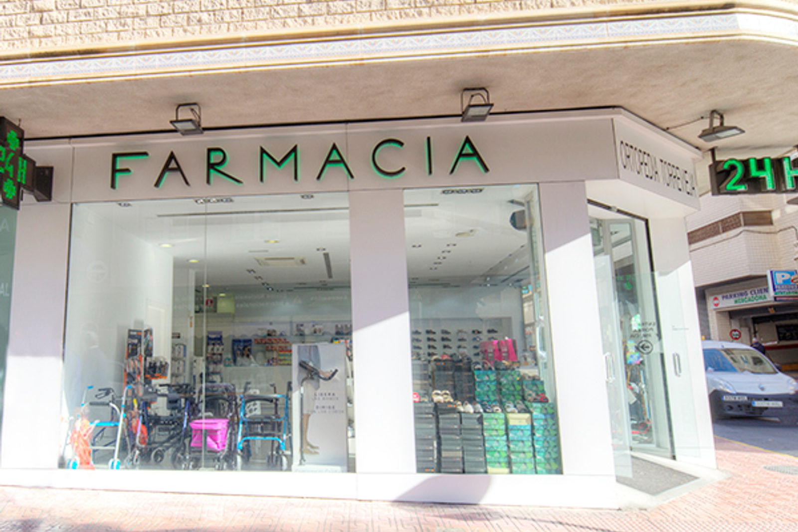 Farmacia y ortopedia en el mismo local